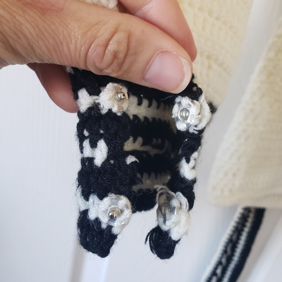 1970s Vintage Crochet Subtle Bishop Sleeve Black Cream Sweater Waistband #36 - Picture 6 of 13